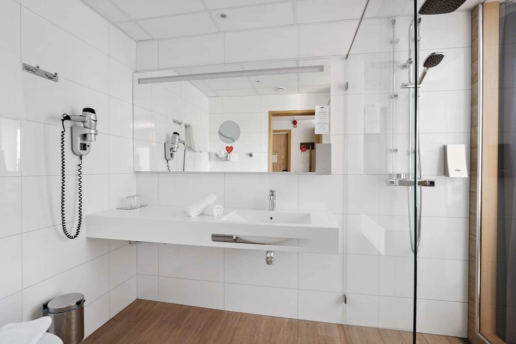 Best Western Halland King Bed bussines Bathroom