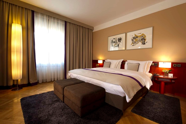 Corner Suite with Balcony - Bathroom