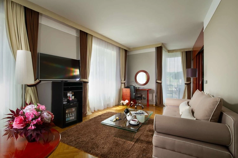 Corner Suite with Balcony - Bathroom