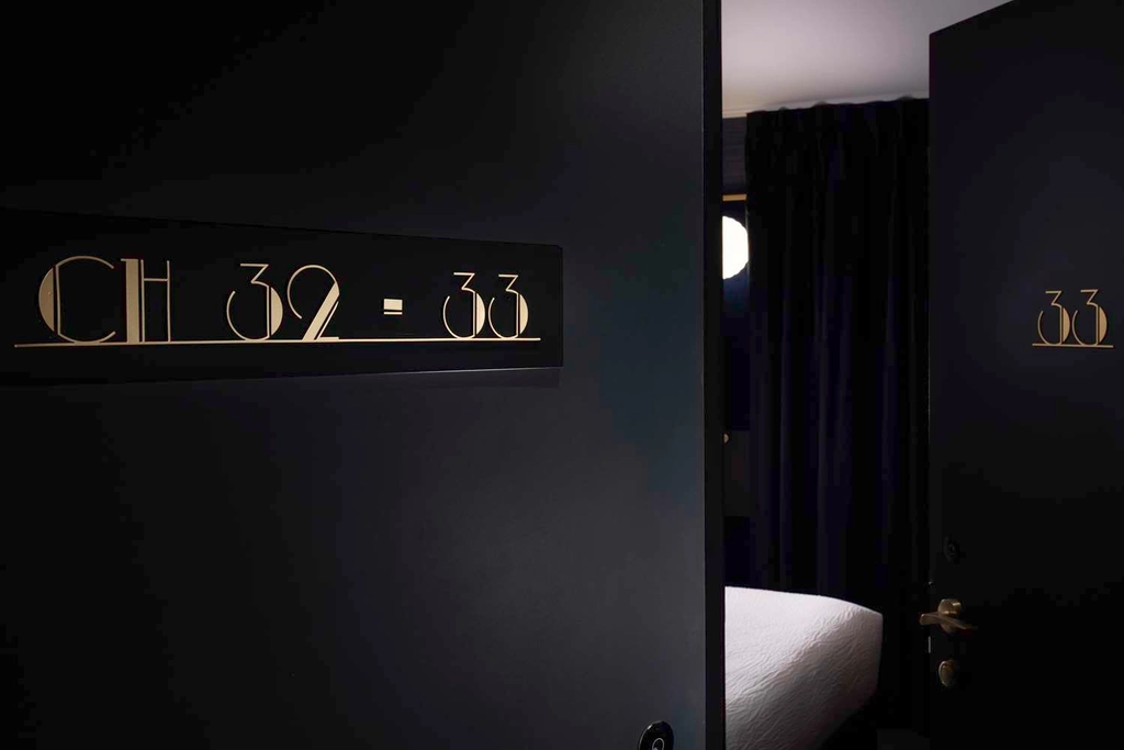 Queen room
