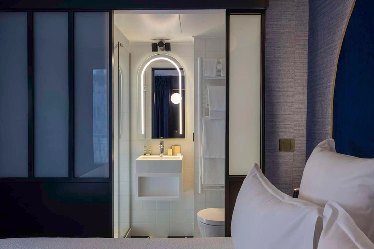 Queen room