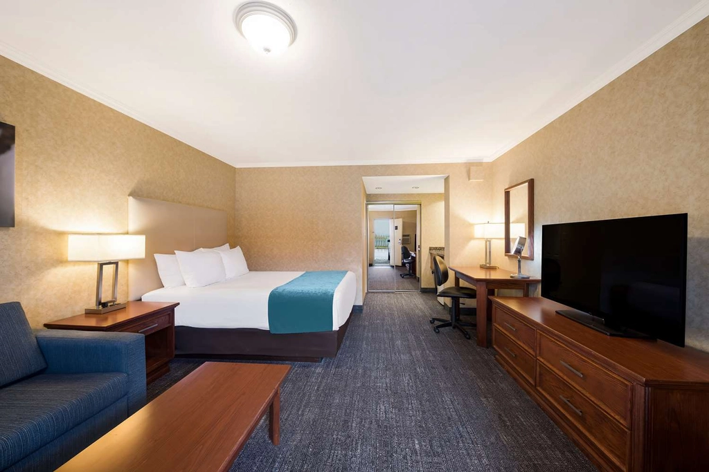 Queen Room with Pull-out Sofa (single), motel section