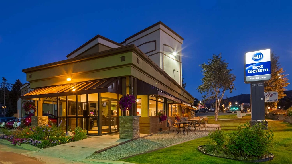 One Block from Rendezvous Event Center-Summer Concert Venue