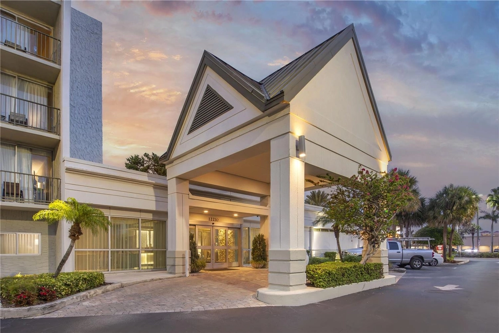 BW Plus North Miami Bal Harbour Twilight