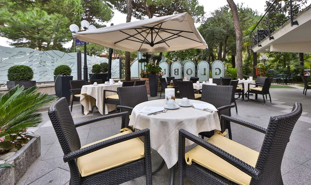 Exterior Restaurant Seating