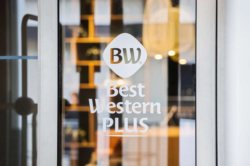 BW Airport Hotel Copenhagen Logo in entrance