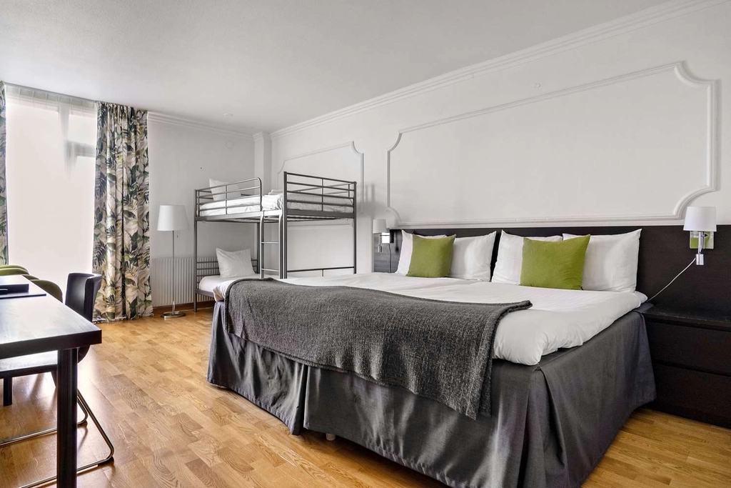 Familyroom four BW Royal Star
