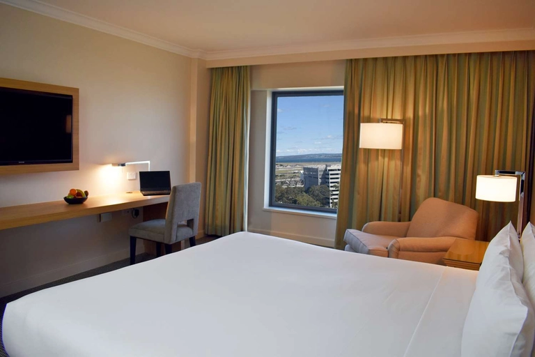 Stamford Plaza Sydney Airport Deluxe King desk