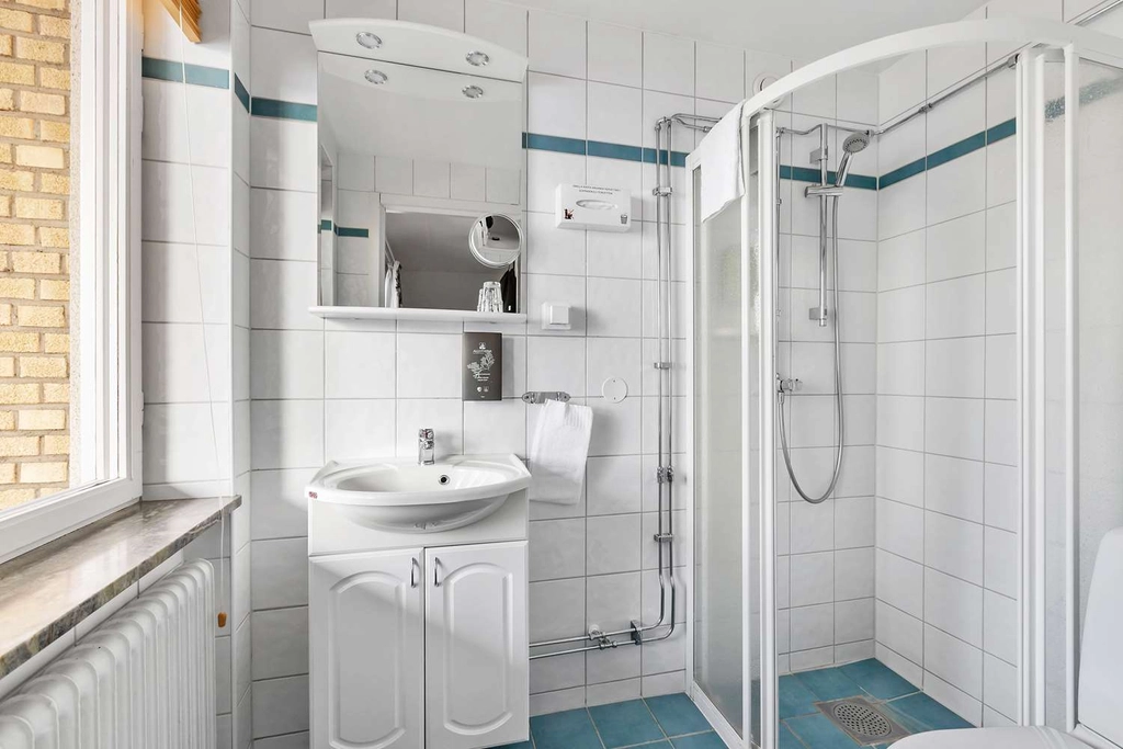 Single superior bathroom Hotell Malmk ping BW
