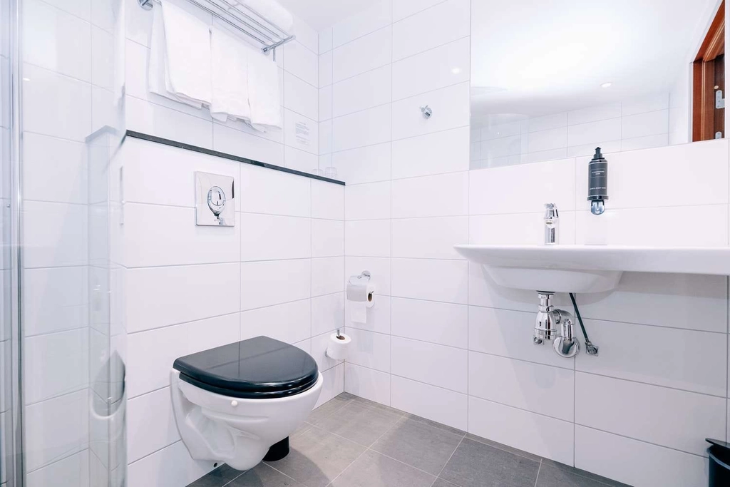 Standard King bath Ja Hotel Karlskrona