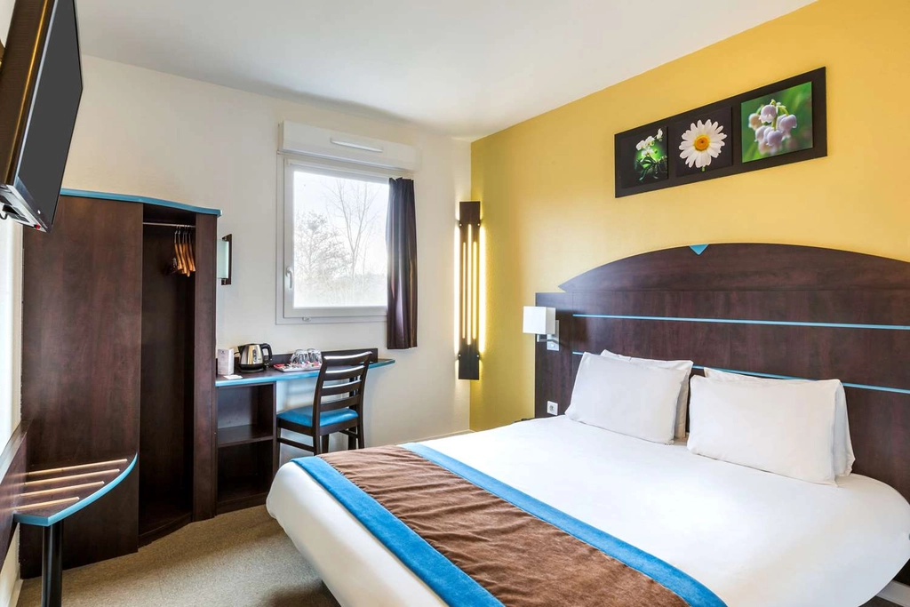 Standard Queen Bed Guest Room