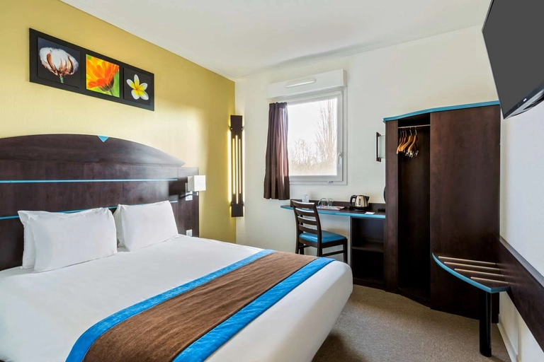 Standard Queen Bed Guest Room