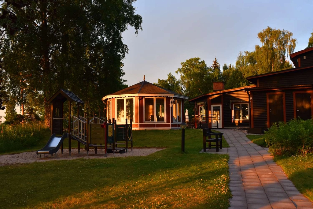 Best Western Ullinge playground and gazebo