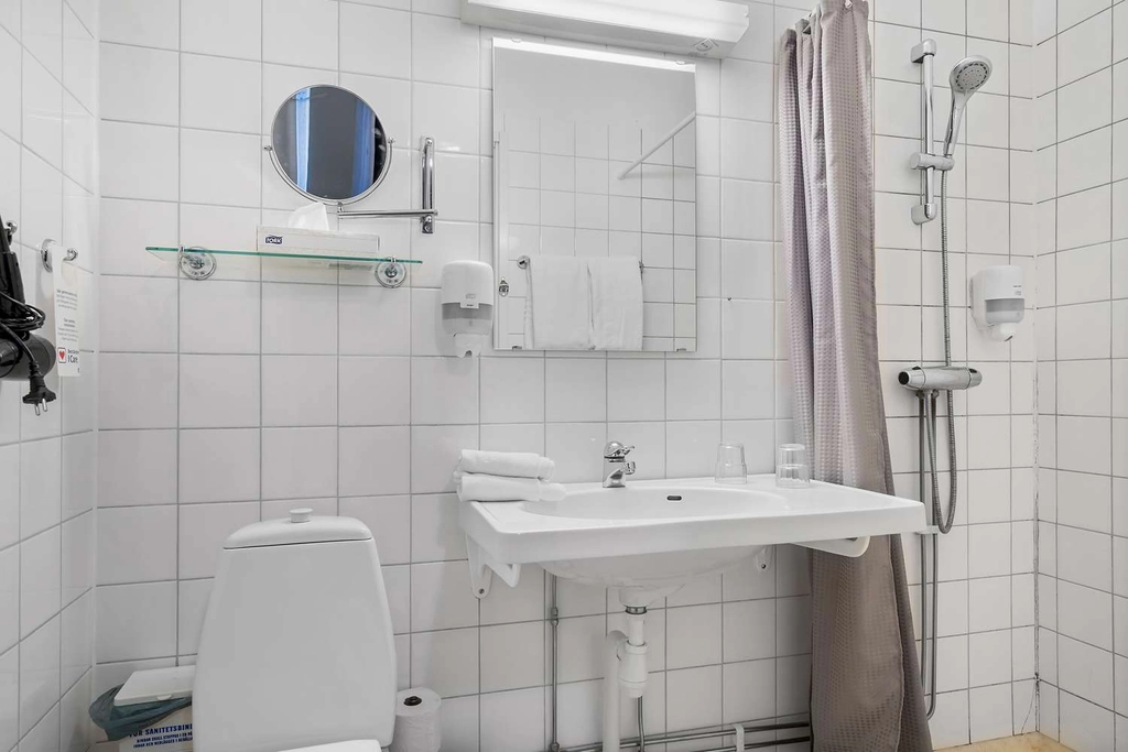 Bathroom BW V rnamo Hotell