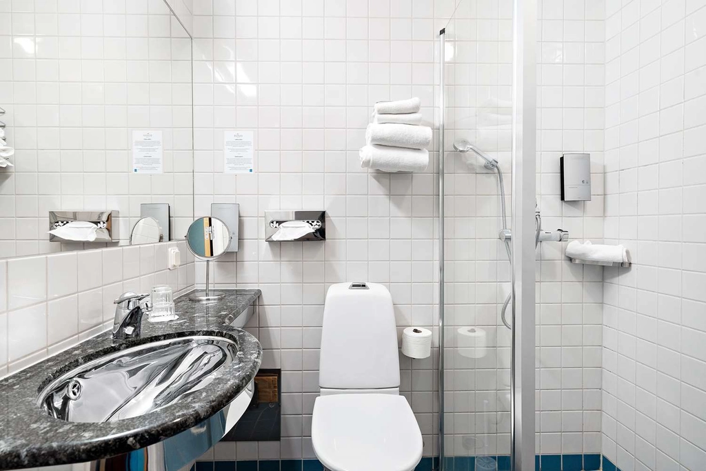 Standard queen bath Hotell Heden