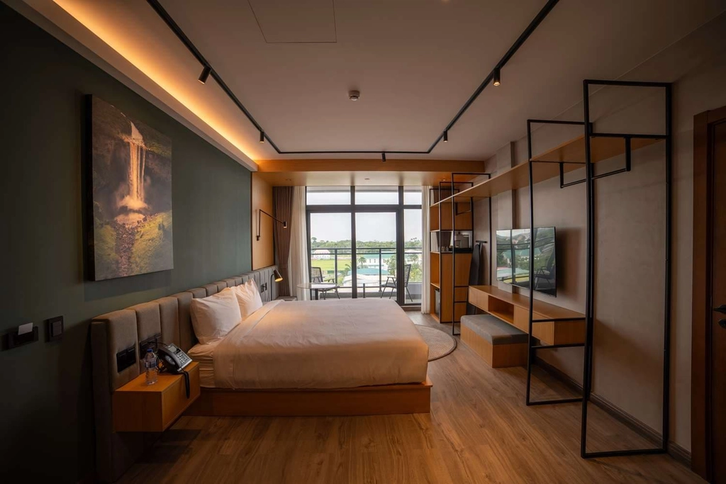 King size bed room