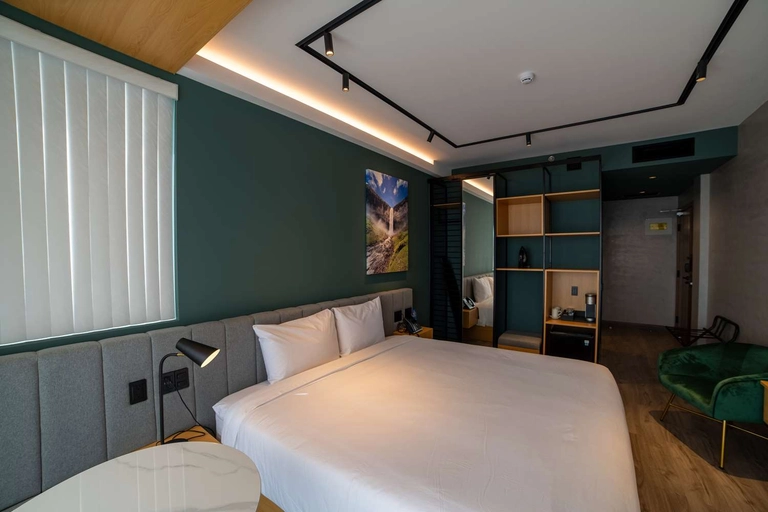 King size bed room