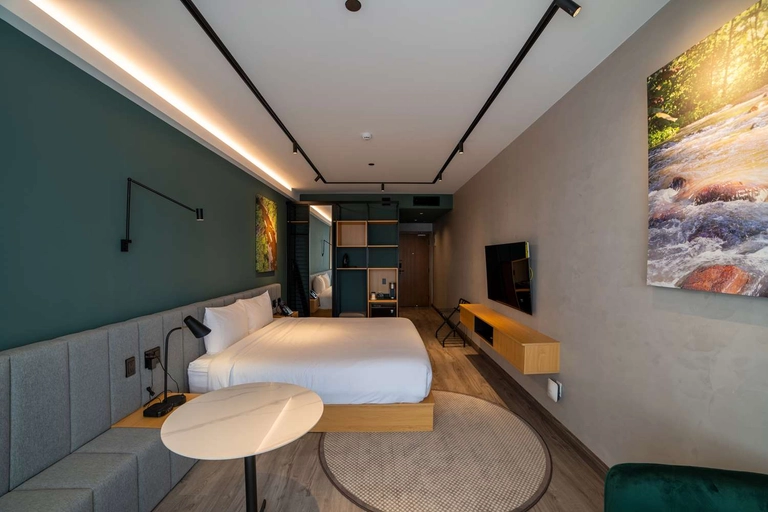 King size bed room