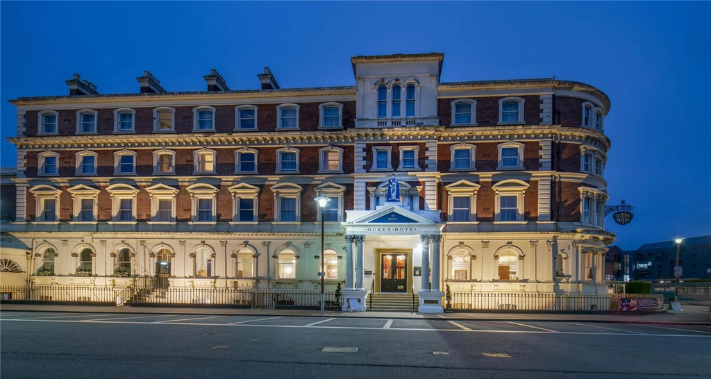 chester the queen grounds and hotel