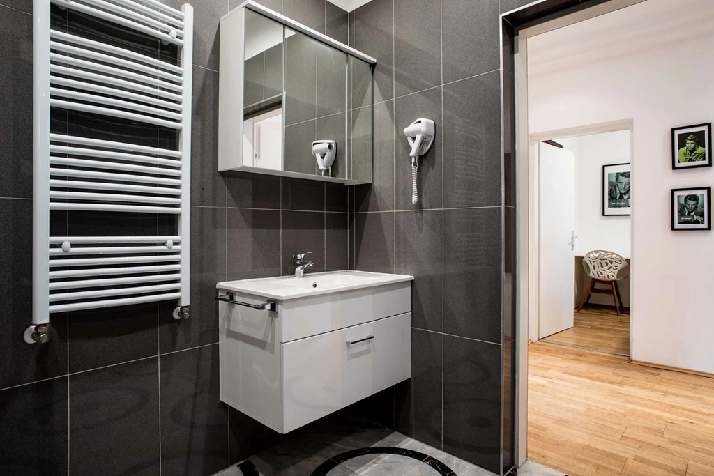 Guest room bath