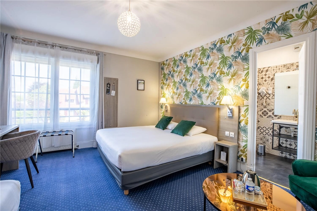 Triple guest room