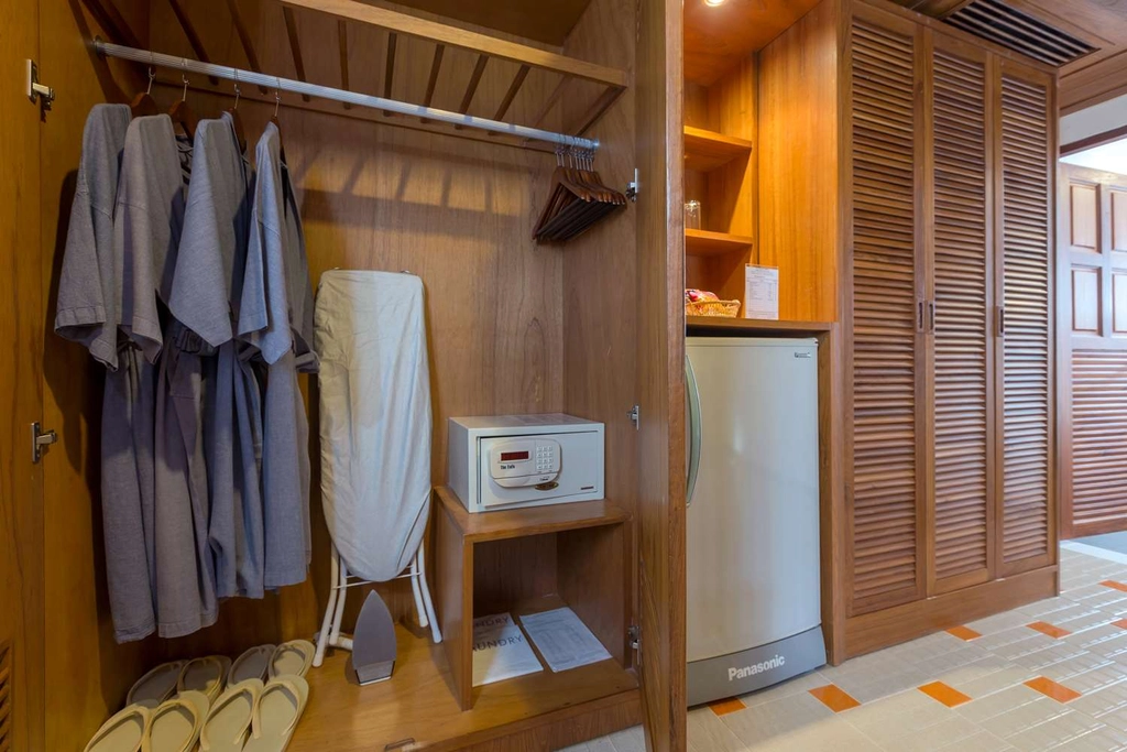 Deluxe Family Villa Wing Wardrobe