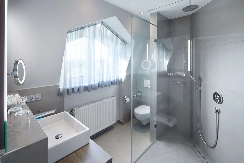 Guest room bath