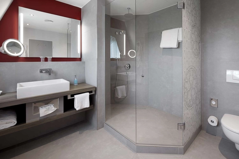 Guest room bath