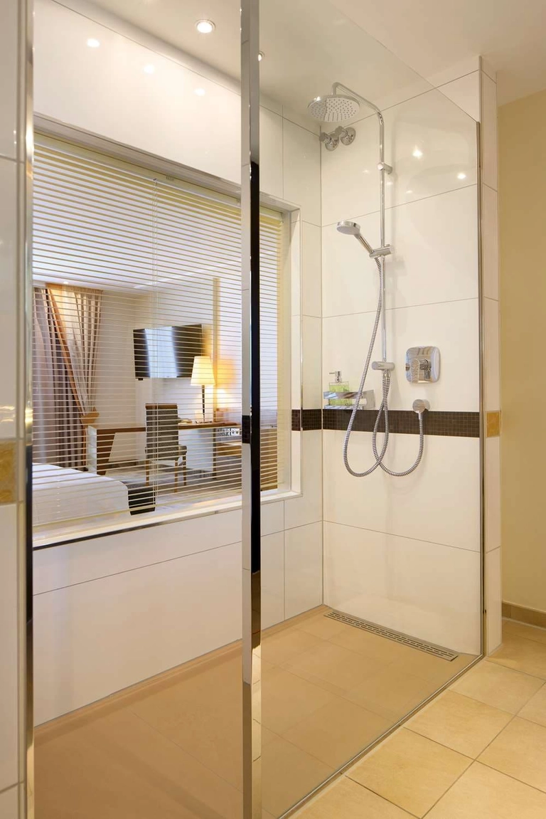 Guest room bath