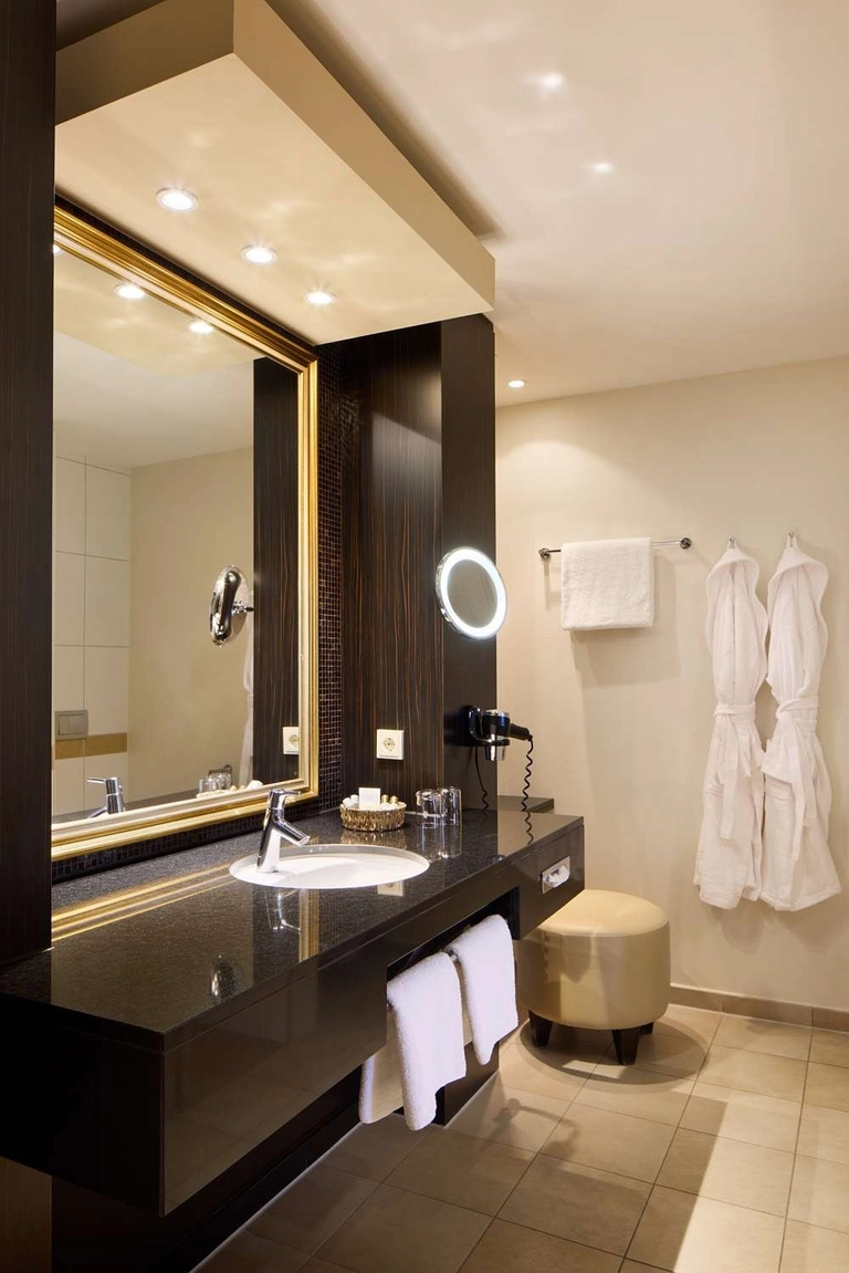 Guest room bath