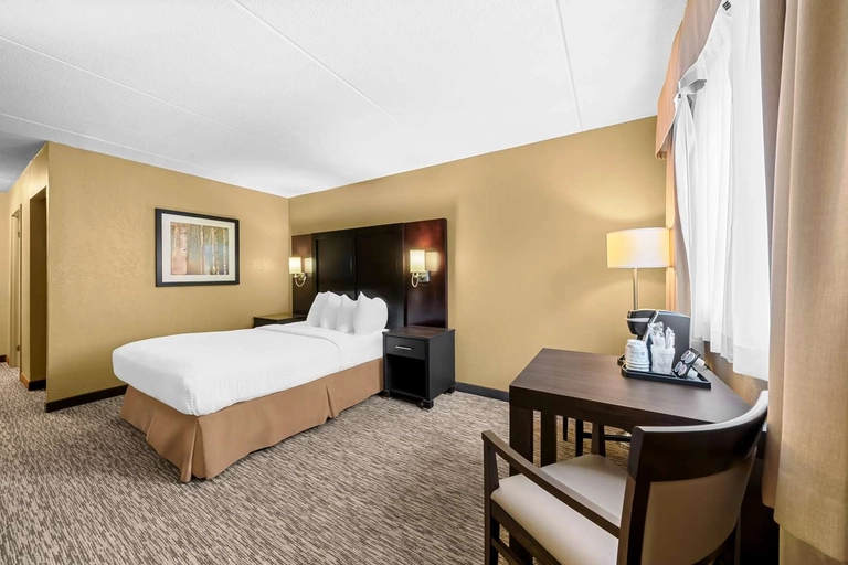 Queen Bed Room Accessible