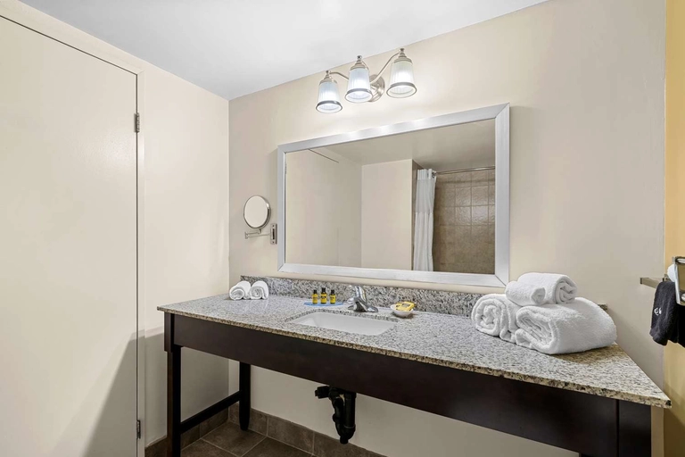 Queen Bed Room Accessible