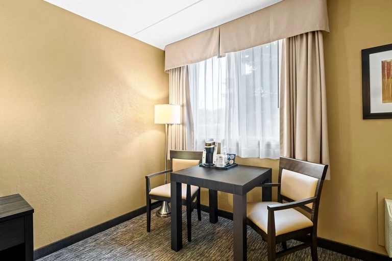 Queen Bed Room Accessible
