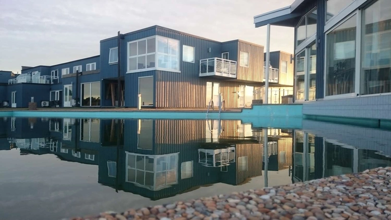 Fasaden fr n poolsidan