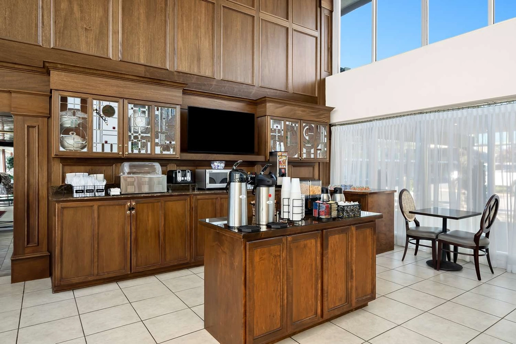 BW SureStay Plus Wilmington DE BreakfastArea