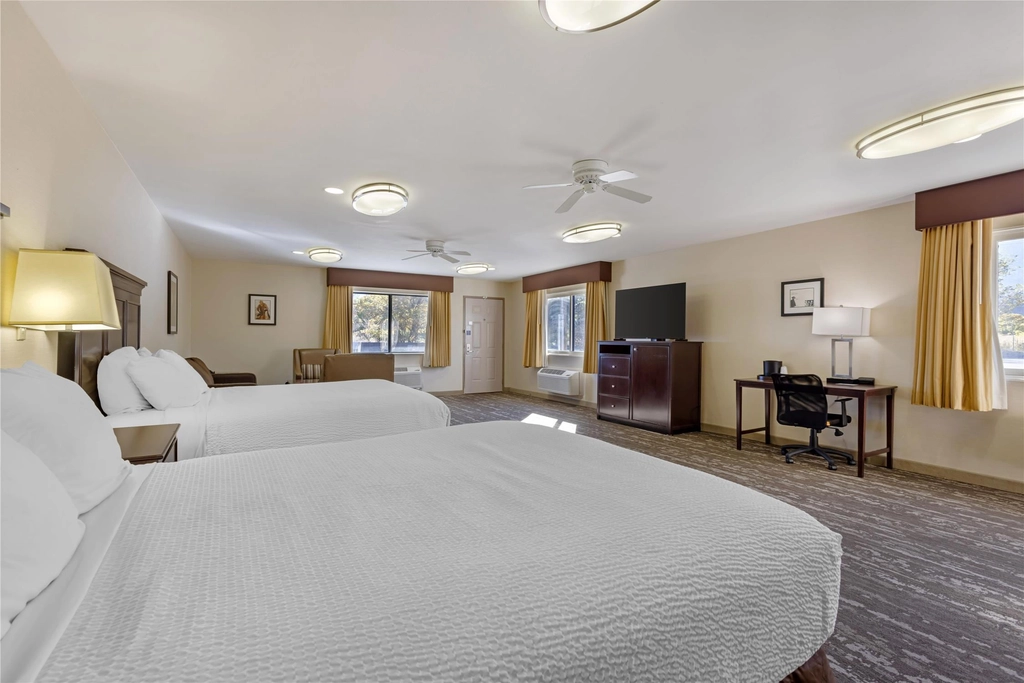 2 Queen Beds - Large Room