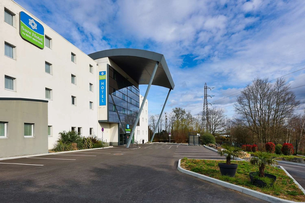 EXTERIOR AND PARKING