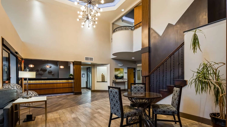 Come meet our welcoming staff and enjoy our weekday evening receptions with complimentary snacks and drinks!
