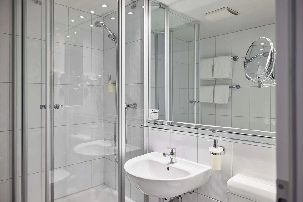 Standard double room bathroom